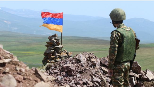 یک سرباز ارمنی از مرز آذربایجان محافظت می کند. (عکس: gov.am)